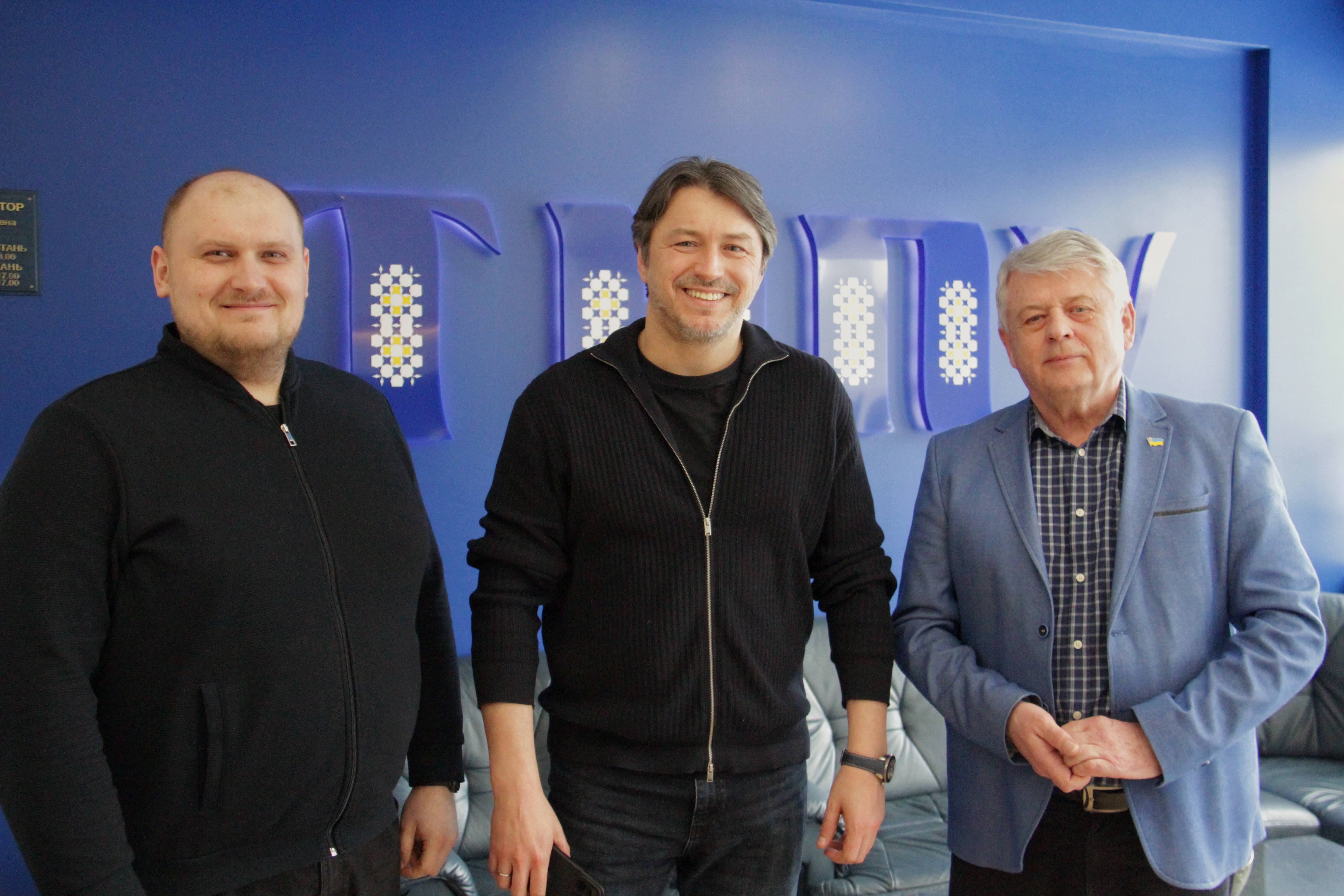 Spilne foto uchasnykiv obhovorennia spivpratsi